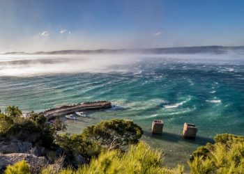 Olujni udari bure, na jugu mjestimice pljuskovi i grmljavina