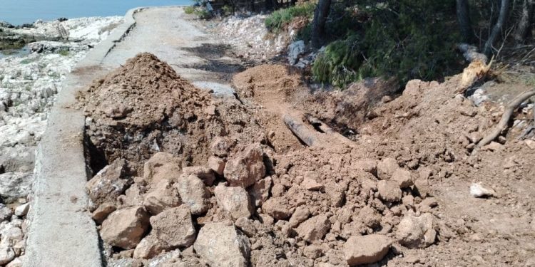 Općina Pašman nakon objave Morskog: “Saniramo puknute odvodne cijevi kolektora u Ždrelcu”