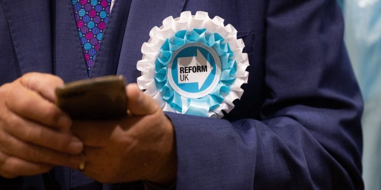 Optužbe AI kvare izbore u Velikoj Britaniji jer je kandidat prisiljen braniti autentičnost: ‘Ja sam stvarna osoba’