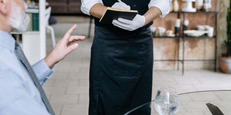 Otkrio tamnu stranu oglasa za posao iz snova na Jadranu: ‘Nagurani madraci na podu’