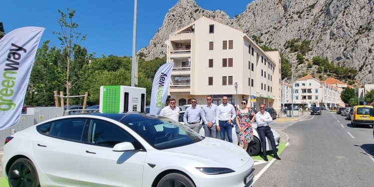 Otvorena prva ultra brza punionica u Gradu Omišu: ‘Želimo pružiti vrhunsku uslugu’