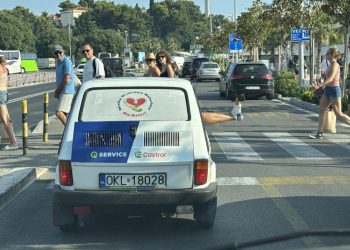 Ovo auto je u Splitu privlačilo poglede prolaznika, svi su u čudu zurili