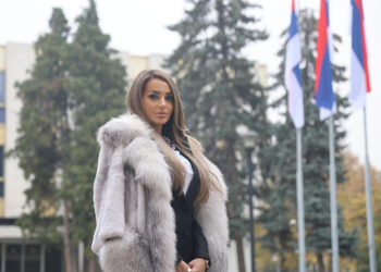 Ovo je najzgodnija političarka regije: Ima torbice od 2000 eura, Porsche, hvali se Rolexom