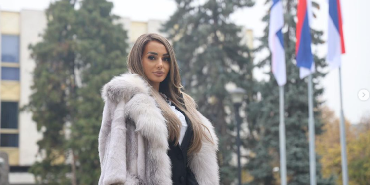 Ovo je najzgodnija političarka regije: Ima torbice od 2000 eura, Porsche, hvali se Rolexom