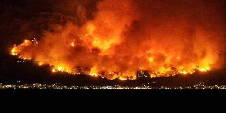 Ovo je večerašnji pogled s Hvara prema Tučepima