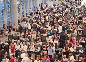 Ovo su prizori iz Zračne luke u Splitu: “Ljudi već jako dugo sjede, neki su i zaspali”. Doznajemo što se dogodilo