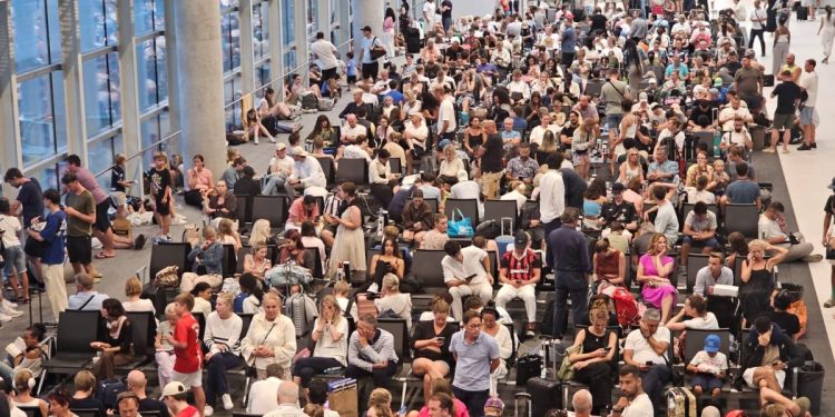 Ovo su prizori iz Zračne luke u Splitu: “Ljudi već jako dugo sjede, neki su i zaspali”. Doznajemo što se dogodilo