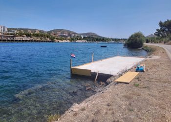 POD NOSOM LUČKE KAPETANIJE I POMORSKIH REDARA Hrvatska zastava kao završni pečat betoniranju mora, Hrvatskoj i njenim zakonima u inat