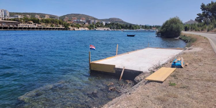 POD NOSOM LUČKE KAPETANIJE I POMORSKIH REDARA Hrvatska zastava kao završni pečat betoniranju mora, Hrvatskoj i njenim zakonima u inat