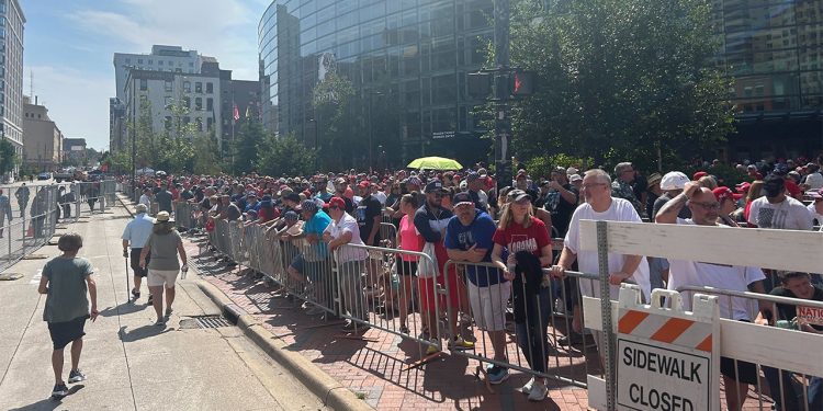 POGLEDAJTE: Tisuće su se okupile u gradu Michiganu na prvom Trumpovom skupu nakon neuspjelog pokušaja atentata