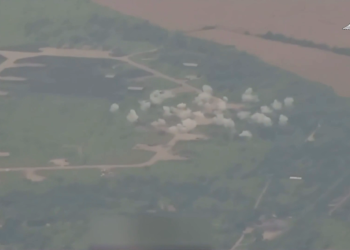 POGLEDAJTE Ukrajinske Su-27 uništene na aerodromu ruskim udarom — RT Rusija i bivši Sovjetski Savez