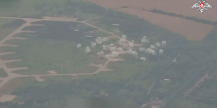 POGLEDAJTE Ukrajinske Su-27 uništene na aerodromu ruskim udarom — RT Rusija i bivši Sovjetski Savez