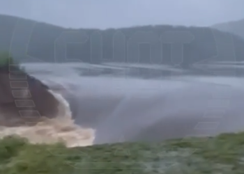 POGLEDAJTE rušenje brane na ruskom južnom Uralu — RT Rusija i bivši Sovjetski Savez