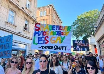 POVORKA PONOSA MARŠIRA KROZ GRAD Rapoloženje je sjajno, stigli su bubnjevi i saksofon