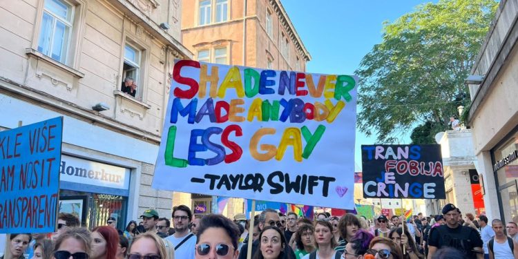 POVORKA PONOSA MARŠIRA KROZ GRAD Rapoloženje je sjajno, stigli su bubnjevi i saksofon