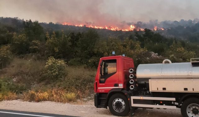 POŽAR NA KOZICAMA I DALJE AKTIVAN Vatrogasci ga drže pod kontrolom, kuće nisu ugrožene