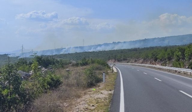 POŽAR U KOZICAMA Vatrogasci pokušavaju zaštititi kuće i benzinsku crpku u blizini