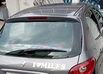 PROVOKATIVAN NATPIS Sivi Peugeot zbog jedne stvari izazvao pažnju Splićana