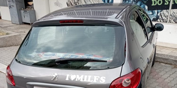 PROVOKATIVAN NATPIS Sivi Peugeot zbog jedne stvari izazvao pažnju Splićana