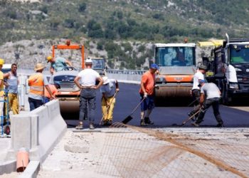 PRVI SLOJ ASFALTA NA MOSTU POČITELJ Svi rokovi probijeni, no možda se ipak otvori za promet tijekom ove ljetne sezone