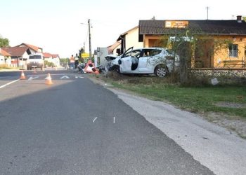 NESREĆA NA PRUŽNOM PRIJELAZU Zabio se u teretnjak, pa odletio u rampu. Hitna ga pokupila | NACIONAL.HR