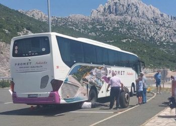 PUČE GUMA, UDEBLJA SE KUMA Opet problemi s autobusom Mate Jujnovića