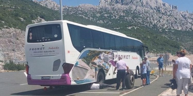 PUČE GUMA, UDEBLJA SE KUMA Opet problemi s autobusom Mate Jujnovića