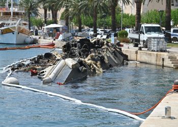 OGROMNA MATERIJALNA ŠTETA Vlasnik mora ukloniti jahtu koja je izgorjela u Makarskoj | NACIONAL.HR