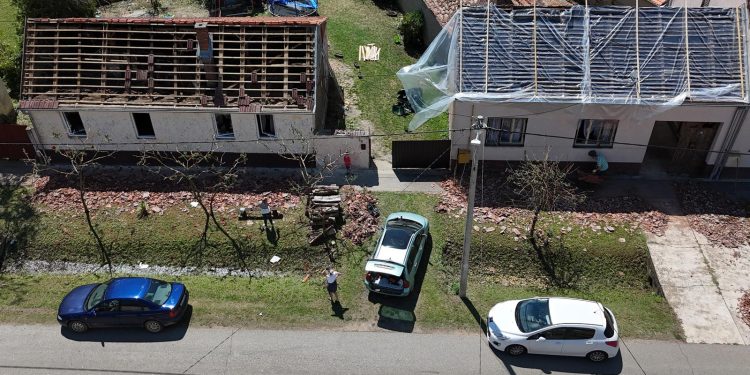 SAMO JE TO FALILO Popravljao štetu od nevremena u Bošnjacima. Pao s krova i teško se ozlijedio | NACIONAL.HR