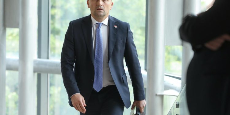 VOJSKA U AKCIJI! Vojnici pomažu Bošnjacima u uklanjanju posljedica nevremena, oglasio se MORH | NACIONAL.HR