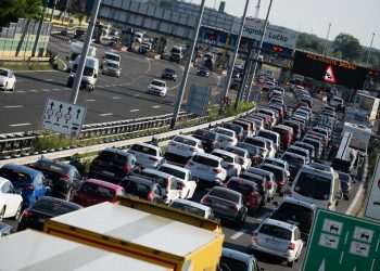 SEOBA NARODA Kilometarske gužve i kolone na cestama, evo gdje se najduže čeka | NACIONAL.HR