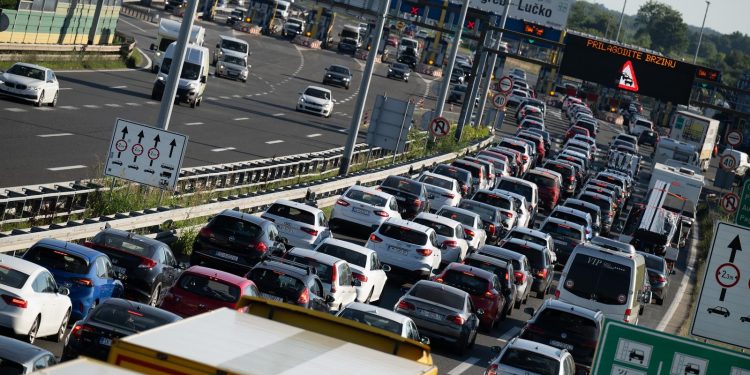SEOBA NARODA Kilometarske gužve i kolone na cestama, evo gdje se najduže čeka | NACIONAL.HR