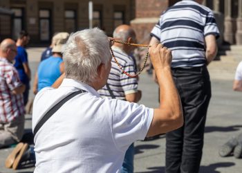 UOČI LJETNE STANKE! Zaošrio se sukob ljevice i DP-a oko molitelja: ‘Borit ćemo se za slobodu i ravnopravnost’ | NACIONAL.HR