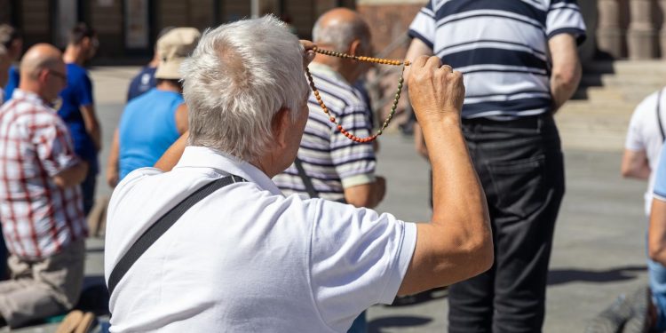 UOČI LJETNE STANKE! Zaošrio se sukob ljevice i DP-a oko molitelja: ‘Borit ćemo se za slobodu i ravnopravnost’ | NACIONAL.HR