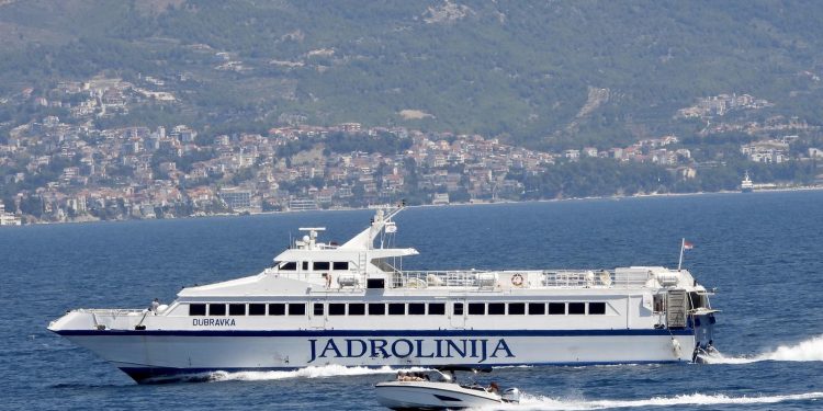 OPET JADROLINIJA! Ribarski brod u luci Gruž udario u katamaran | NACIONAL.HR