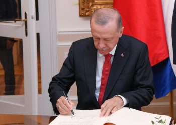 RAZBJESNIO GA ‘DRAG QUEEN’ Erdogan osudio ‘nemoral’ na otvaranju Olimpijade, zvat će papu Franju | NACIONAL.HR