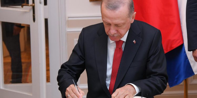 RAZBJESNIO GA ‘DRAG QUEEN’ Erdogan osudio ‘nemoral’ na otvaranju Olimpijade, zvat će papu Franju | NACIONAL.HR