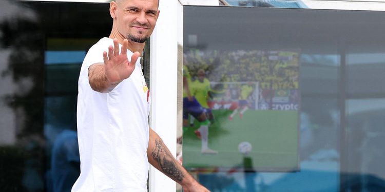 NA POMOLU POVRATAK U DINAMO? Lovren otpisan u Lyonu, poručili mu da potraži novi klub | NACIONAL.HR