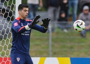 ZABRANJEN ULAZAK Naši reprezentativci zapeli na aerodromu: Uzeli im putovnice i mobitele pa ih vratili kući | NACIONAL.HR