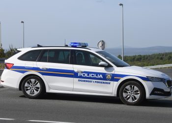 PROMETNA KOD SLAVONSKOG BRODA Policajac udario biciklista, još se ne zna težina ozljeda | NACIONAL.HR