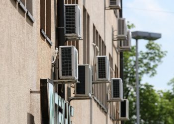 DALMATINSKI PAKAO Načelnik apelira da se gase klime, mještani i gosti očajni | NACIONAL.HR