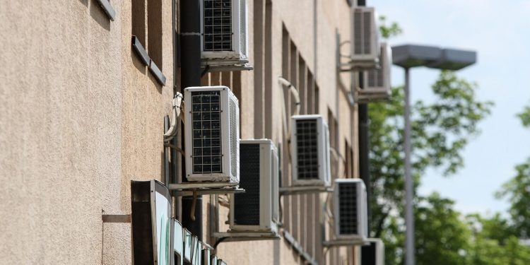 DALMATINSKI PAKAO Načelnik apelira da se gase klime, mještani i gosti očajni | NACIONAL.HR