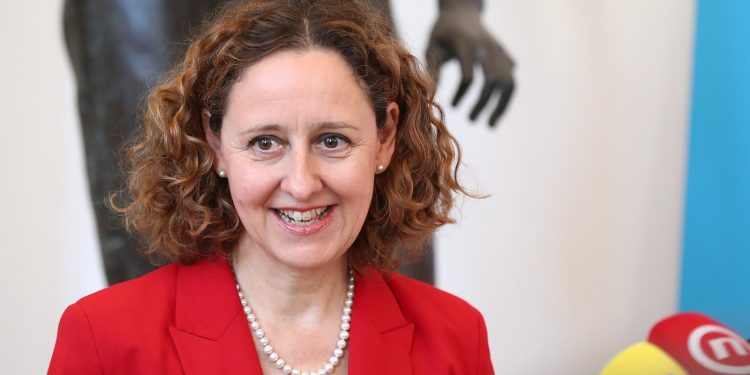 ‘ZA NAS JE TO POSEBNO VAŽNO’ Obuljen Koržinek najavila nastavak potpore HNK u Mostaru i RTV HercegBosne | NACIONAL.HR