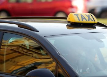 TURISTI ZVALI U POMOĆ Nisu platili vožnju, uprljali mu taksi i još je zaradio kaznu za prekršaj | NACIONAL.HR