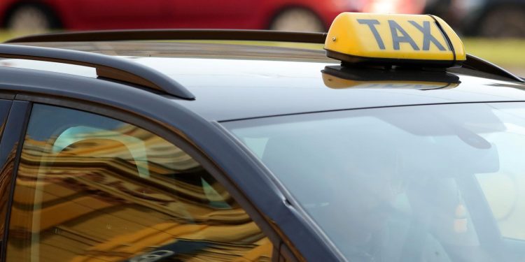 TURISTI ZVALI U POMOĆ Nisu platili vožnju, uprljali mu taksi i još je zaradio kaznu za prekršaj | NACIONAL.HR