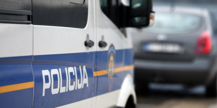 SADA U PRITVORU Četvorka prodala više od 30 tisuća eura kokaina, uz drogu pronađen novac, vatreno oružje i vaga | NACIONAL.HR