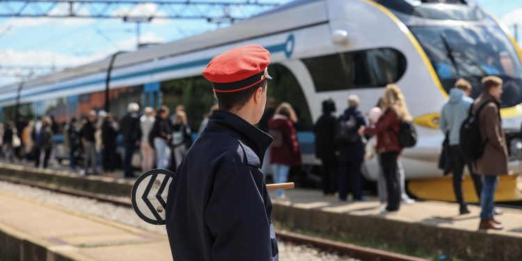 NITKO NEĆE U ŽELJEZNIČARE HŽ traži 75 radnika. Plaća im smještaj, prekvalifikaciju i još dosta toga… | NACIONAL.HR