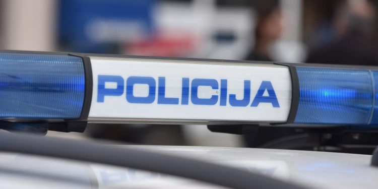 STRAVA KOD GUNJE Policija pronašla dvije ozlijeđene osobe. Muškarac preminuo u bolnici, žena u teškom stanju | NACIONAL.HR