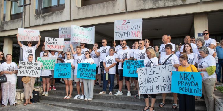 ‘PRAVDA ZA KATU I STIPU’ U Dubrovniku održan prosvjed zbog mogućeg puštanja vozačice koja je koja je usmrtila brata i sestru | NACIONAL.HR