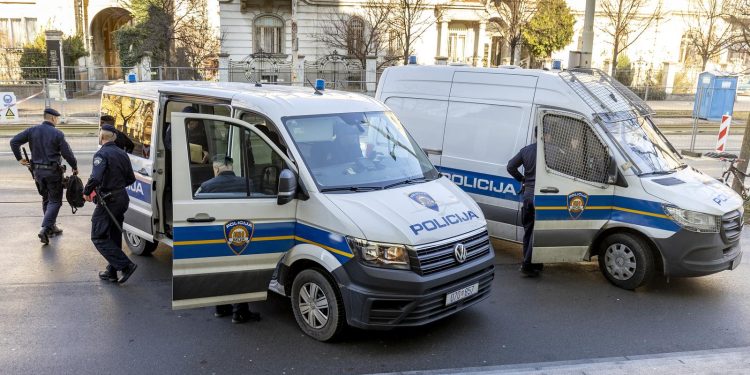 BRZA PRESUDA Krijumčarima ljudi oduzeta vozila i novac, u Hrvatsku prebacili najmanje 160 migranata | NACIONAL.HR